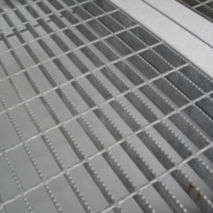 10Ft X 8Ft Open Mesh Floor Bunded Store - First Choice Shipping Containers