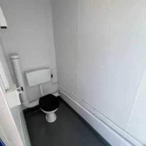 16ft x 9ft 3 + 1 toilet block Fully refurbished internally & externally - First Choice Shipping Containers